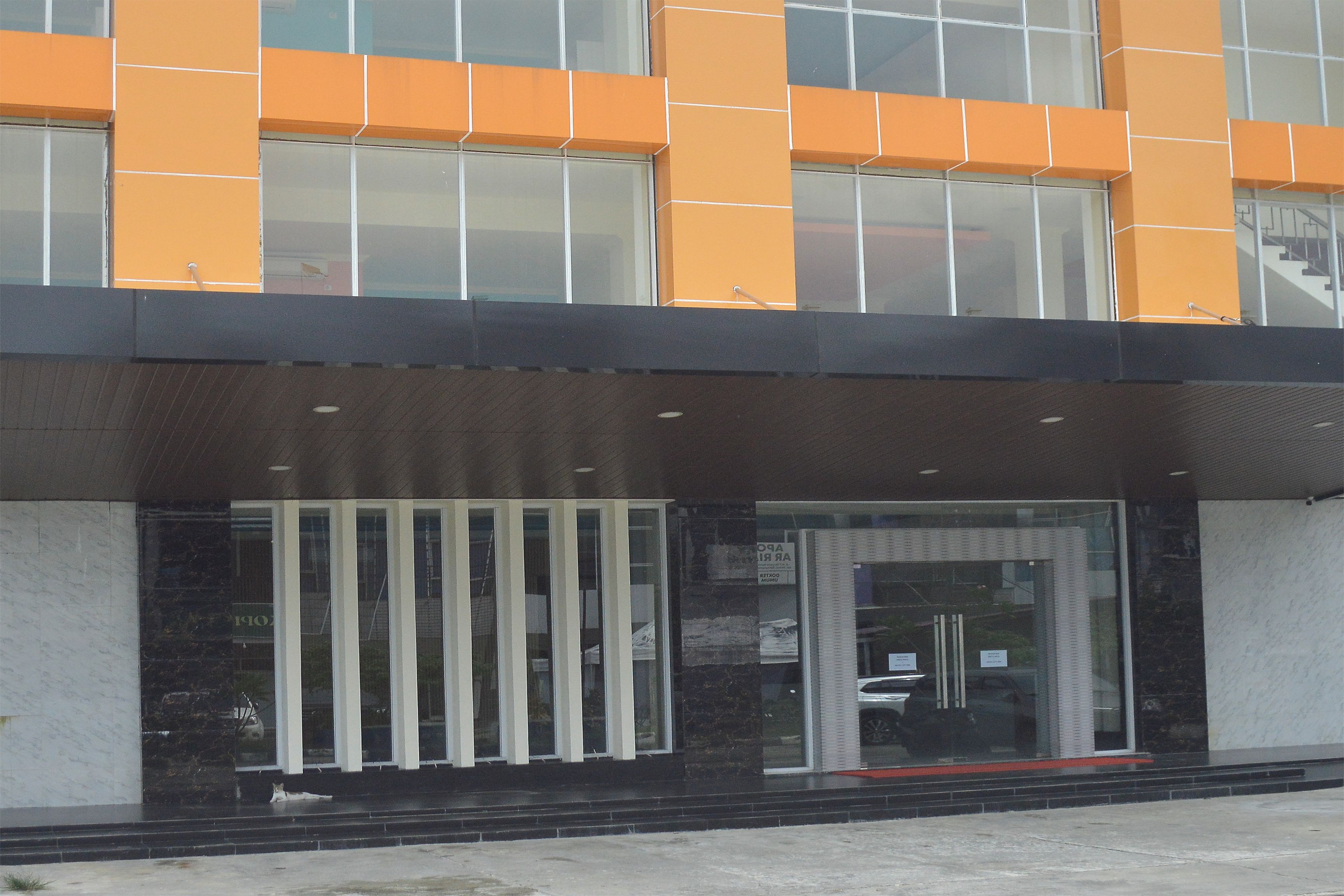 Un edificio moderno con ventanas amplias y una entrada de vidrio.