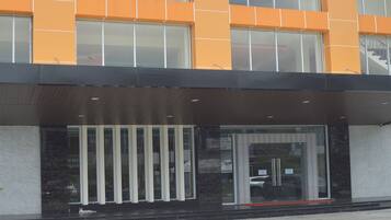 Un edificio moderno con ventanas amplias y una entrada de vidrio.