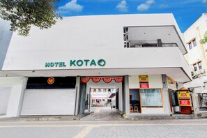 A hotel named 'HOTEL KOTAO' with a visible entrance, a closed garage door, and a signboard advertising 'SOTO SERGER BOYOLALI'. - Collection O Jalan Slamet Riyadi Kampung Batik K (Surakarta)