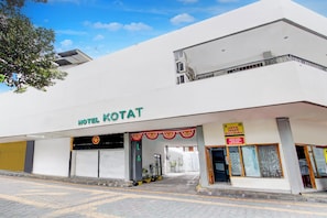 A building with a sign reading 'HOTEL KOTAT' and a covered entrance. - Collection O Jalan Slamet Riyadi Kampung Batik K (Surakarta)