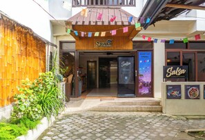 Ein Restaurant mit hölzerner Fassade, einem Schild mit der Aufschrift 'Serene' und einer gefliesten Eingangshalle.