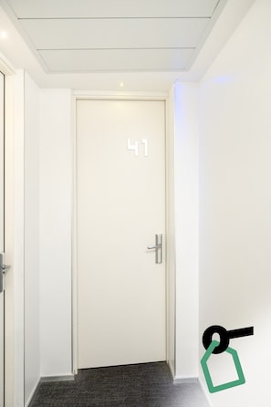 A white door with the number 41, a keyhole, and a green keychain on the wall. - Hotiday Brindisi Vittoria (Brindisi)