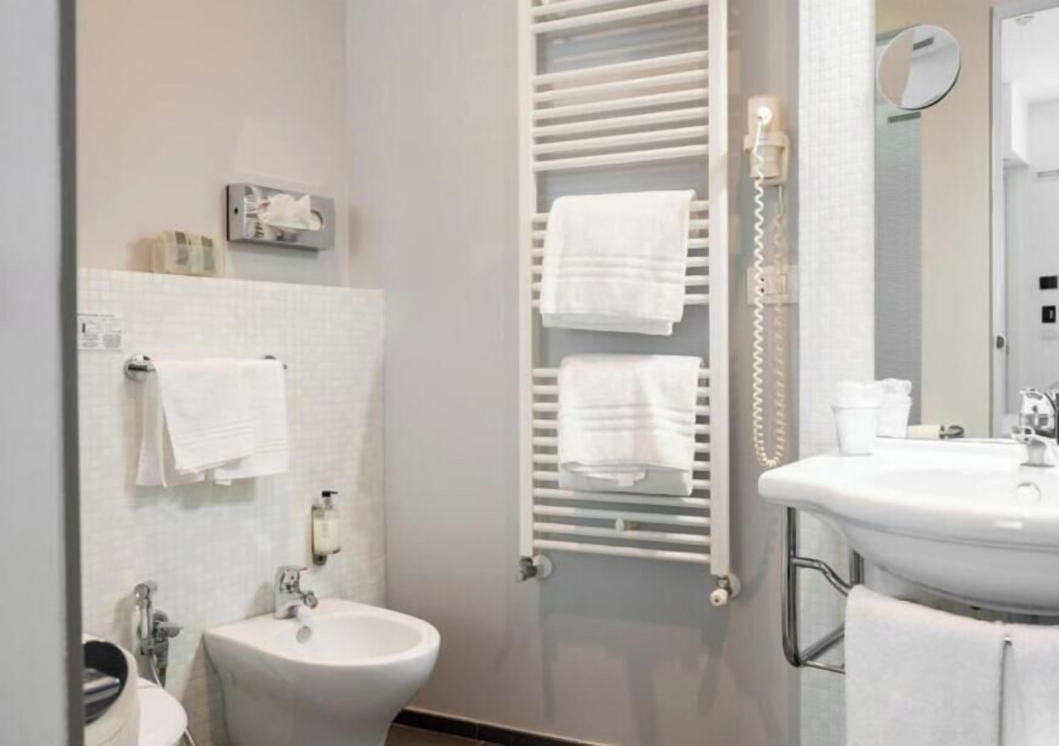 Douche, sèche-cheveux, serviettes fournies, papier toilette