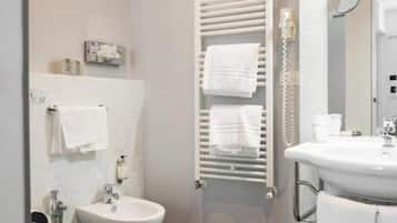 Douche, sèche-cheveux, serviettes fournies, papier toilette