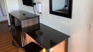 Room - Super 8 by Wyndham Phoenix I-17 (Phoenix)