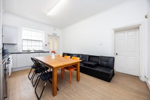Dining - 5 mins from the Station.4Bedrooms Spacious Apartment  with Parking and Garden (London)