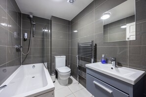 Shower, hair dryer, towels, soap - 5 mins from the Station.4Bedrooms Spacious Apartment  with Parking and Garden (London)