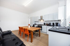 Private kitchen - 5 mins from the Station.4Bedrooms Spacious Apartment  with Parking and Garden (London)