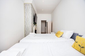 Iron/ironing board, WiFi, bed sheets - 5 mins from the Station.4Bedrooms Spacious Apartment  with Parking and Garden (London)