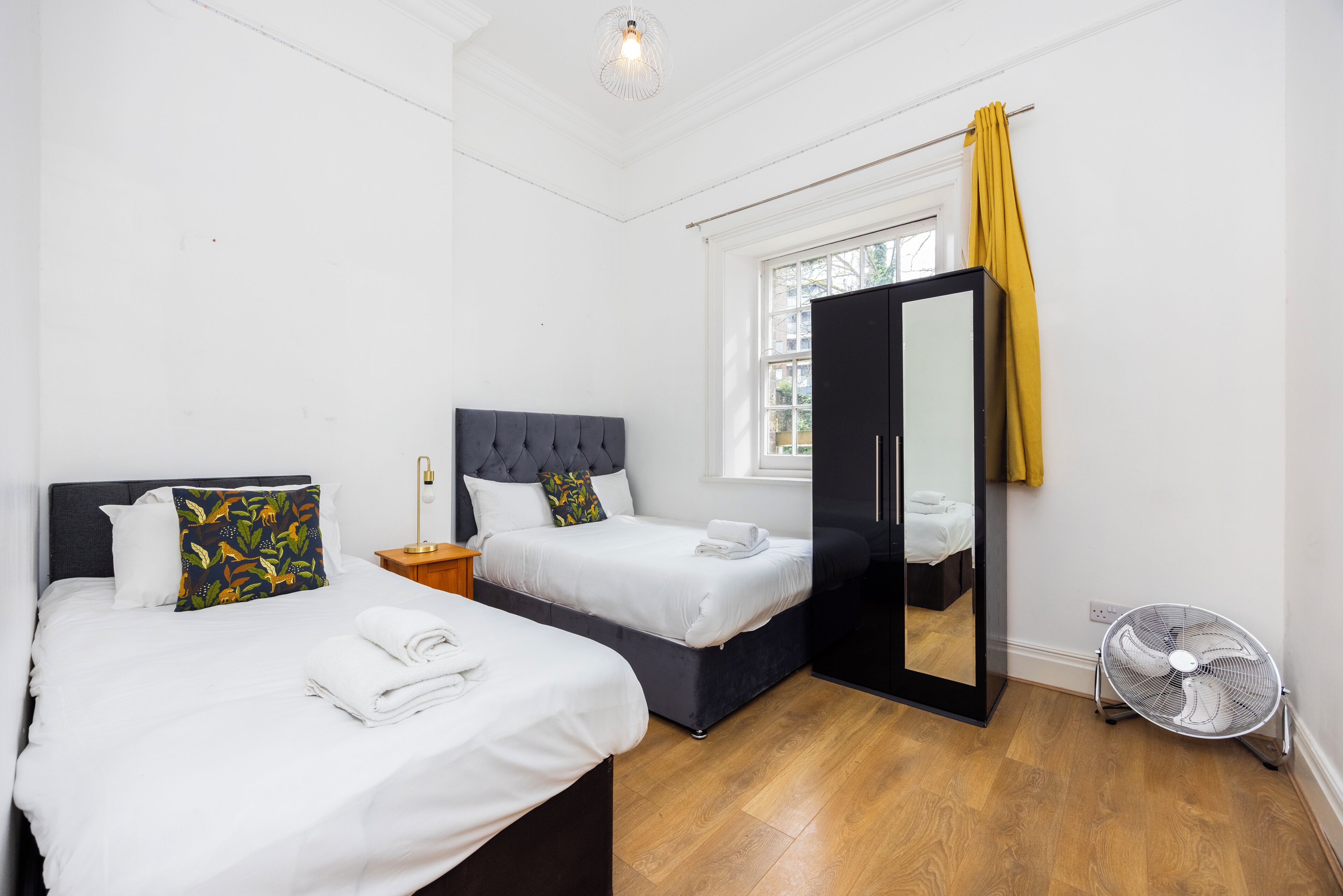 3 chambres, fer et planche à repasser, Wi-Fi, draps fournis