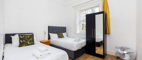 3 habitaciones, tabla de planchar con plancha, wifi y ropa de cama