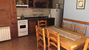 Full-sized fridge, microwave, oven, stovetop