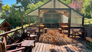 Perhebungalow, järvinäköala | Ulkoruokailutilat