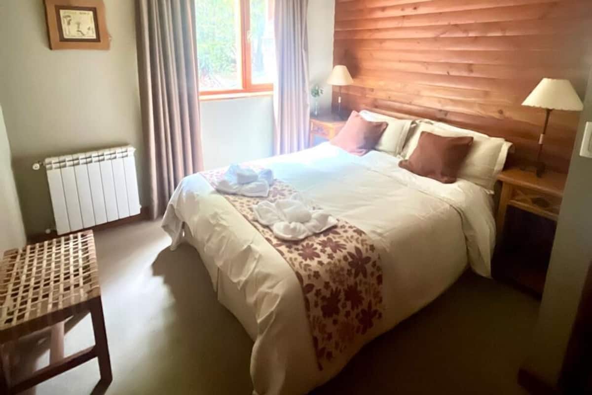 Standard-bungalow | Tallelokero huoneessa, kannettavalle tietokoneelle sopiva työtila