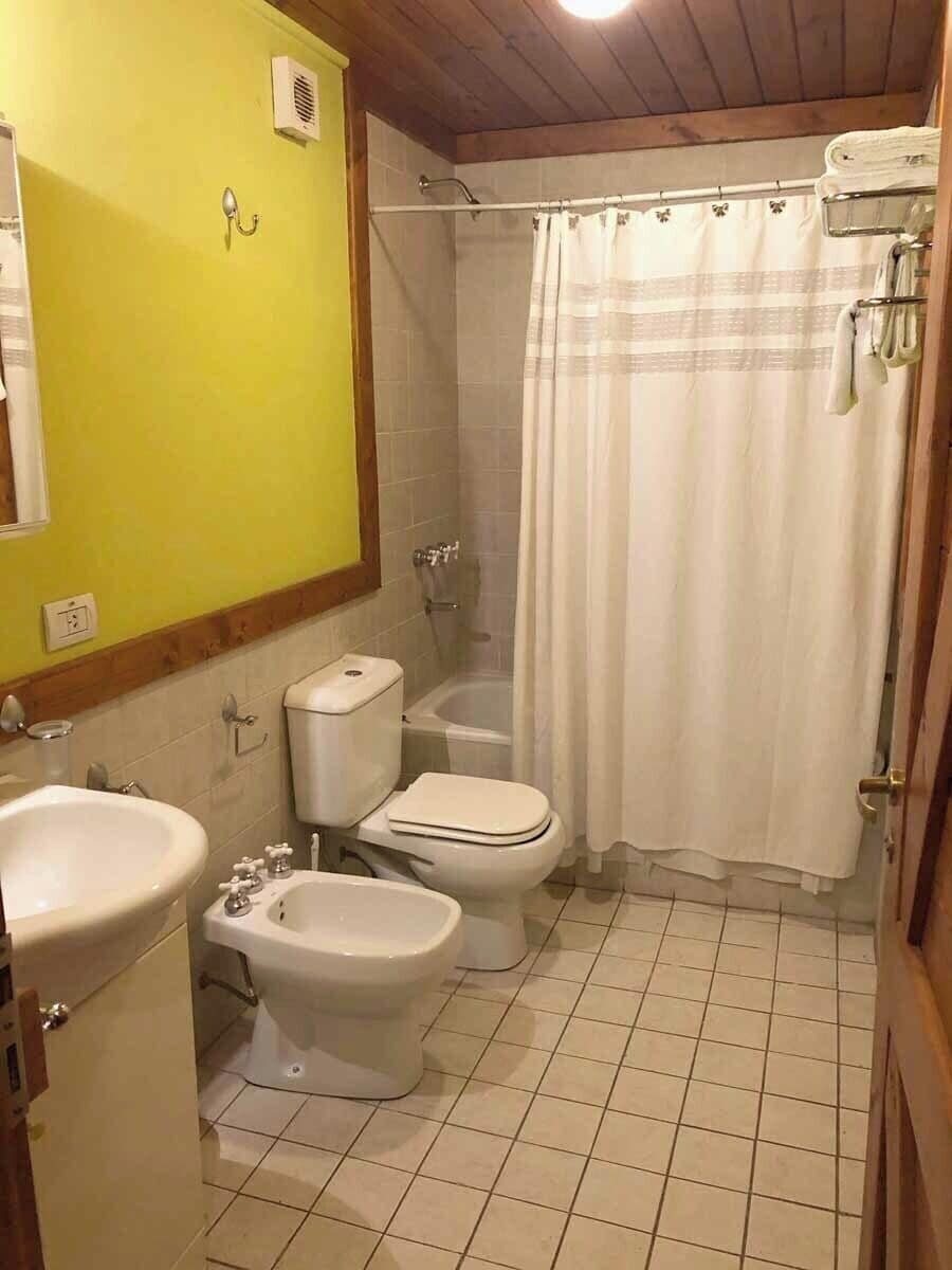 Bungalow familiar | Baño | Ducha y bañera combinadas, secador de pelo, toallas y jabón