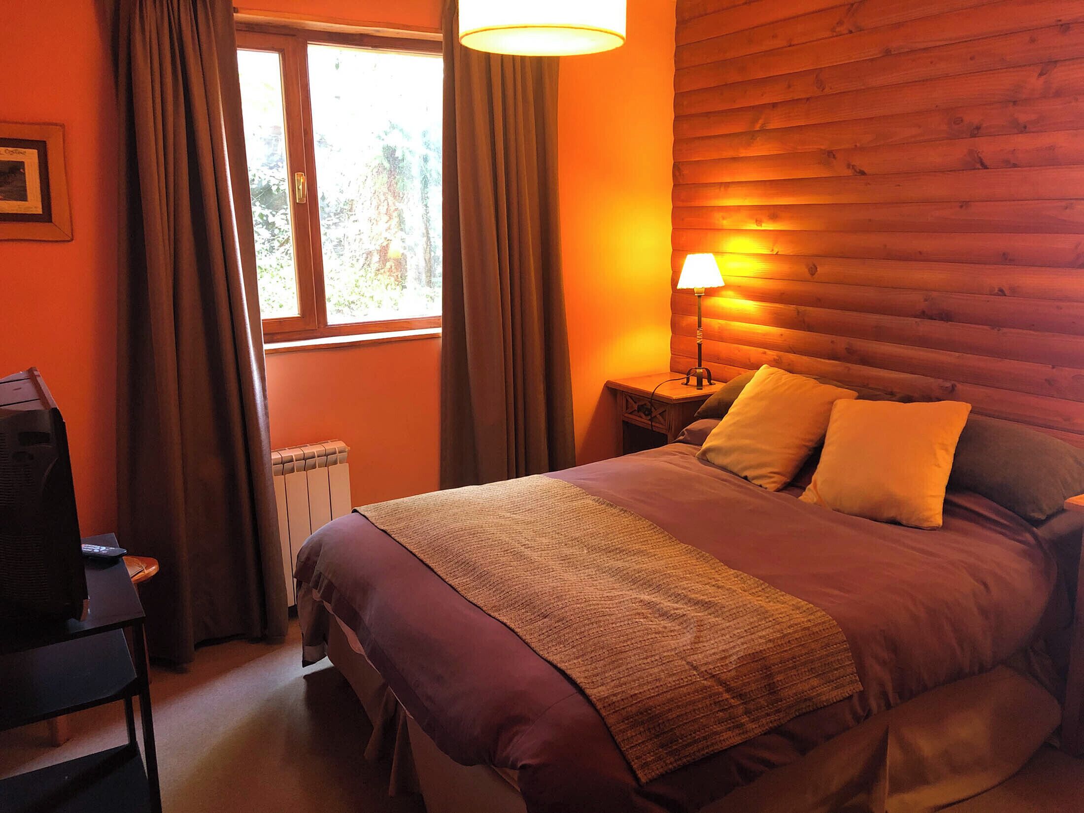 Perhebungalow, järvinäköala | Tallelokero huoneessa, kannettavalle tietokoneelle sopiva työtila