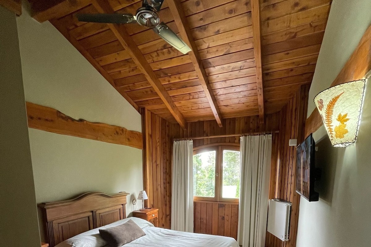 Comfort-paritalo | Tallelokero huoneessa, kannettavalle tietokoneelle sopiva työtila