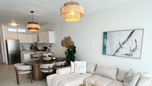 Ein modernes Wohnzimmer mit einer Couch, einem Couchtisch und einem Essbereich.