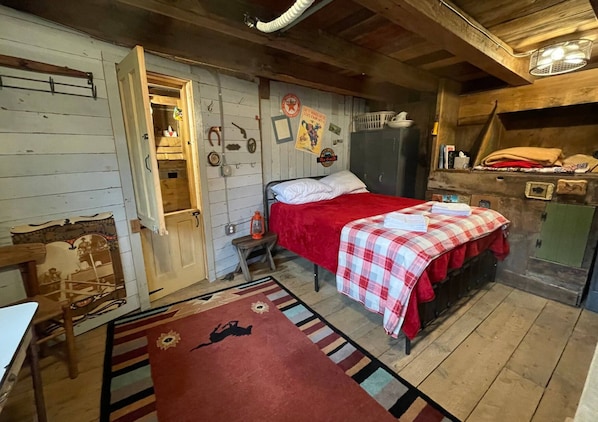 Room - The Bunkhouse at CrowNestFarm. A glamping farm adventure 3 hrs from NYC (Trumansburg)