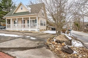 Exterior - Cozy Cottage Steps to Town (Gatlinburg)