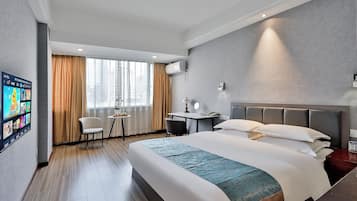 Chambre Simple Supérieure, vue ville | Coffres-forts dans les chambres, bureau