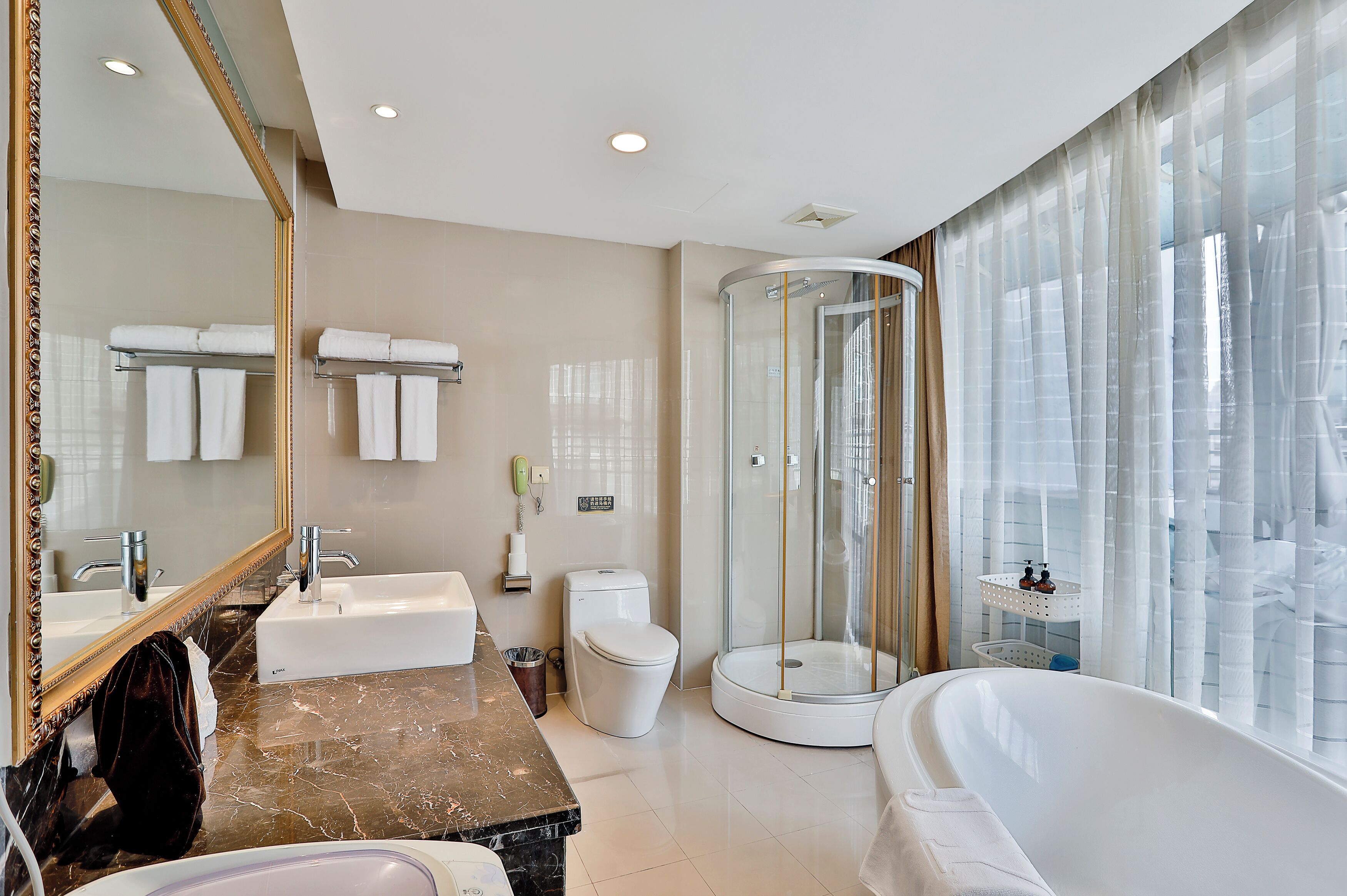 Suite « Premier », vue ville | Salle de bain | Articles de toilette gratuits, sèche-cheveux, chaussons