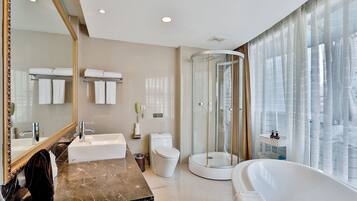 Suite « Premier », vue ville | Salle de bain | Articles de toilette gratuits, sèche-cheveux, chaussons