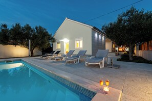 A modern house with a swimming pool, lounge chairs, and candles. - Olive House Pool & Garden, Zemunik Donji, Croatia (Zemunik Donji)