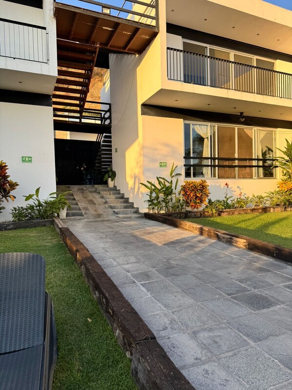 Property grounds - Lake view apartment, ideal for home office. (San Juan Cosalá)
