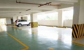 Property grounds - Huge Lux. 2 BR Condo (100 SQM)  2 pools - Beach, Sea-views, Gym, Tours available (Lapu-Lapu City)