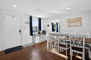 Dining - HarborTown Side By Side Getaway (Vermilion)