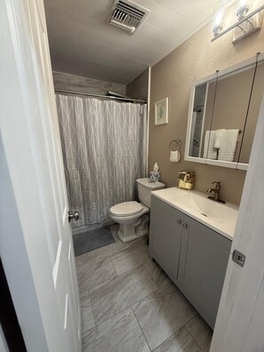 Shower, hair dryer, towels, soap - Njade & Luxury Stay (Spring Hill)