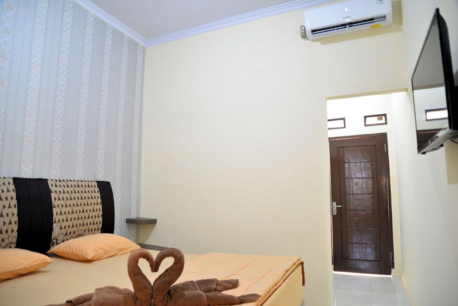 Superior Double Room, Courtyard View | Desk, free WiFi