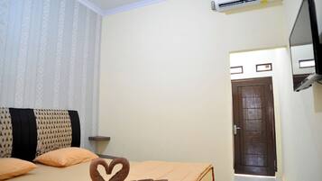Superior Double Room, Courtyard View | Desk, free WiFi