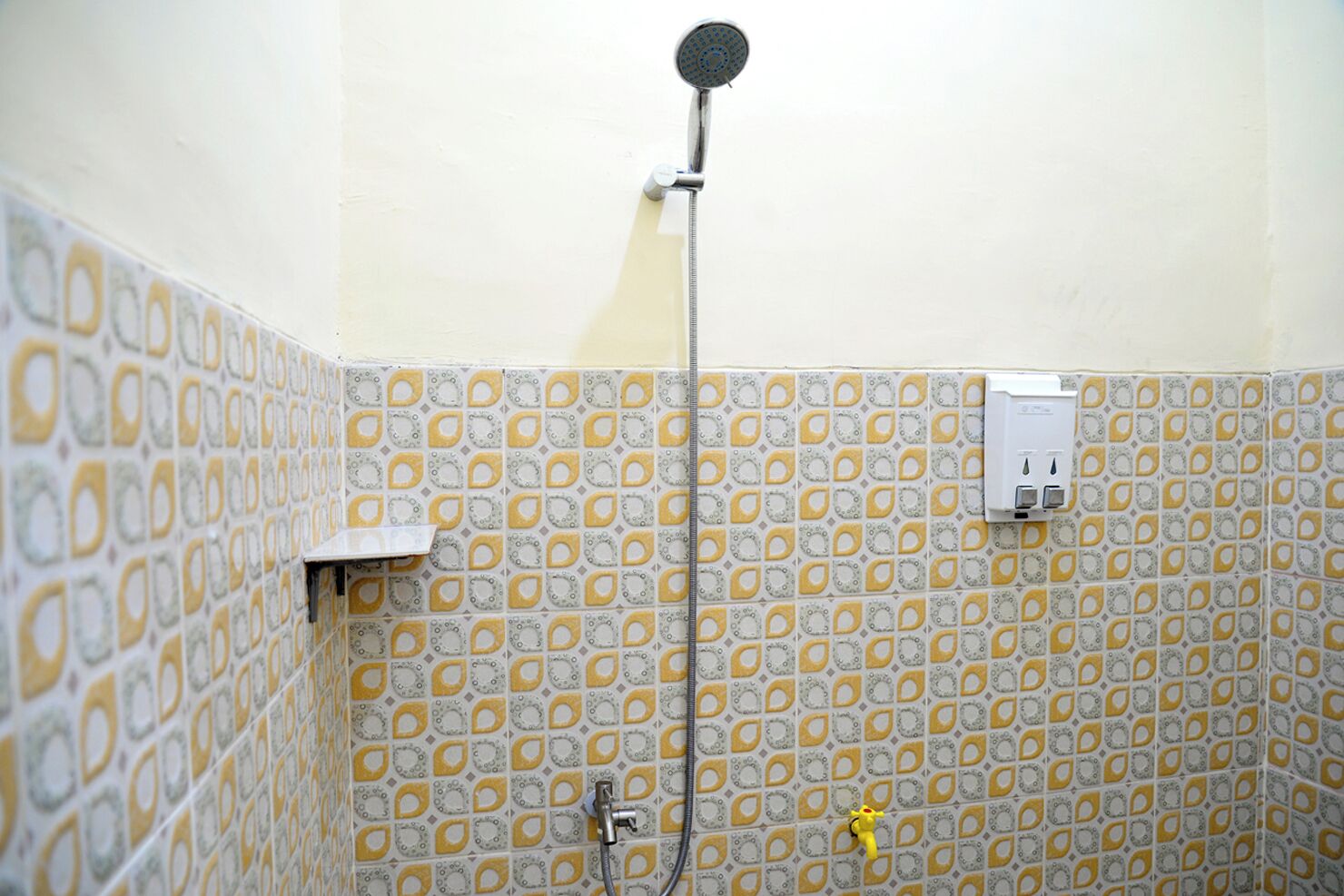 Chambre Double Supérieure, vue cour intérieure | Salle de bain | Douche, serviettes fournies, savon, shampoing