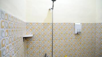Chambre Double Supérieure, vue cour intérieure | Salle de bain | Douche, serviettes fournies, savon, shampoing