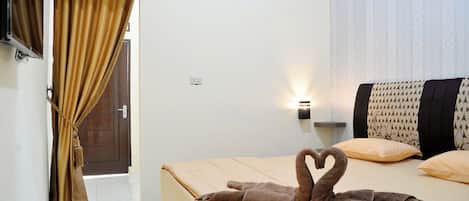 Superior Double Room, Courtyard View | Desk, free WiFi
