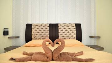 Superior Double Room, Courtyard View | Desk, free WiFi