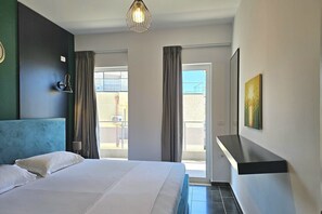 Tabla de planchar con plancha, wifi gratis y ropa de cama 