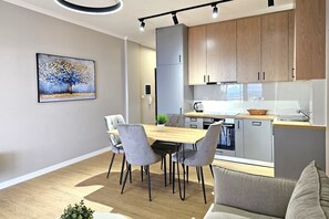 Fridge, oven, stovetop, dishwasher - Deep Blue Rooftop - 111, Sarandë, Albania (Sarandë)