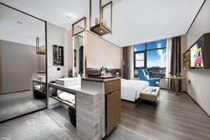Superior Double Room | Meja, ruang kerja komputer riba, langsir/tirai gelap terus, kalis bunyi 