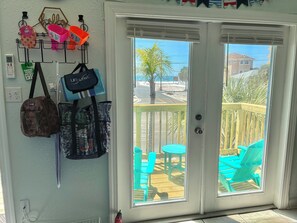 A room with a door leading to a balcony with outdoor seating. - Cozy 1-bedroom on Gulf Blvd Madeira Beach, 5 min walk to John’s Pass (Madeira Beach)