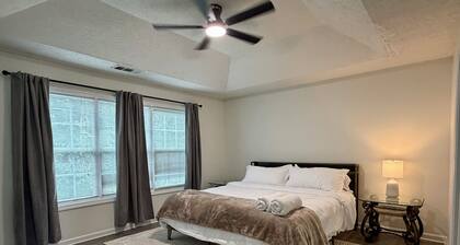 Modern Mediterranean haven, 1 King 2 Queens in Suwanee-Duluth Gas South District