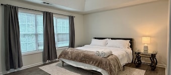 Modern Mediterranean haven, 1 King 2 Queens in Suwanee-Duluth Gas South District