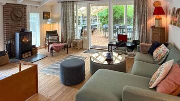Smart TV, fireplace, DVD player