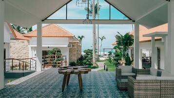Habitación Deluxe con 1 cama doble o 2 individuales, vistas al jardín | Restaurante al aire libre