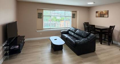 This is 2 bedroom suite , 22 mini driving from YVR, close to starlight casino