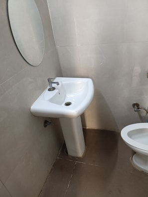 Deluxe-dobbeltværelse - ikke-ryger - aircondition | Badeværelse | Gratis toiletartikler, håndklæder, Sæbe, Toiletpapir