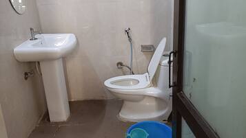 Deluxe Double Room, Non Smoking, Air conditioning | Bathroom | Free toiletries, towels, soap, toilet paper