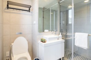 Comfort-Doppelzimmer, Balkon, Stadtblick | Badezimmer | Dusche, Haartrockner, Handtücher, Seife